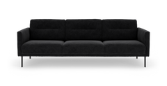 Sort 3-personers sofa med slanke metalben, fotograferet direkte forfra på hvid studiebaggrund.