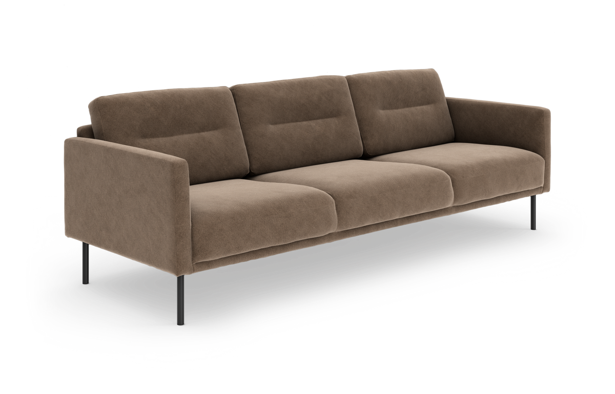 Brun tresæders stofsofa med slanke sorte ben i en enkel, moderne design set i trekvartsvinkel.