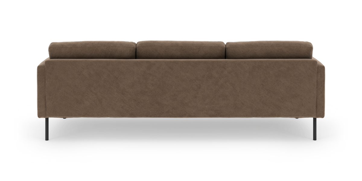 Brun 3-personers sofa set bagfra med slanke sorte ben, frilagt på hvid baggrund.
