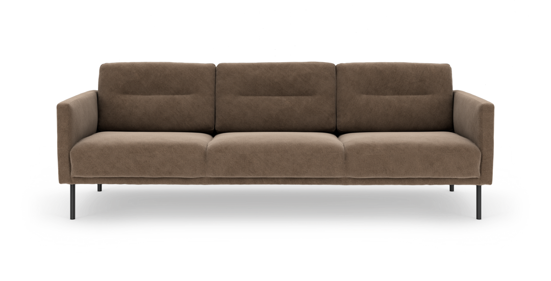 Brun 3-personers sofa i moderne design med slanke sorte ben, frilagt på hvid baggrund.