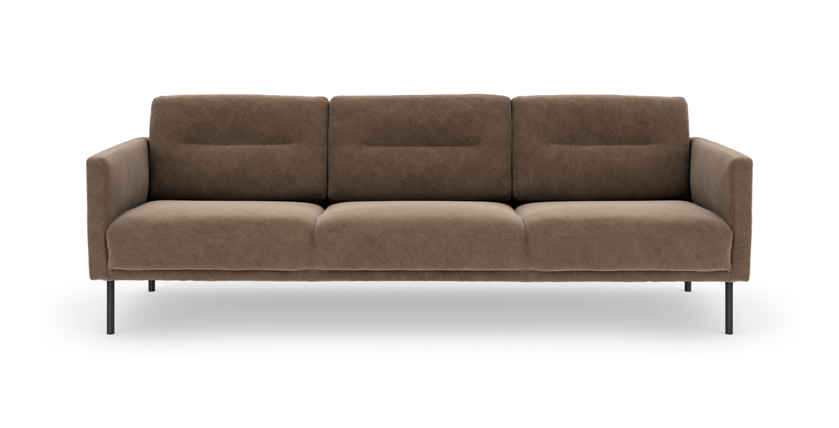 Brun 3-personers sofa i moderne design med slanke sorte ben, frilagt på hvid baggrund.