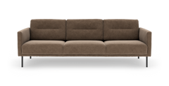 Brun 3-personers sofa i moderne design med slanke sorte ben, frilagt på hvid baggrund.