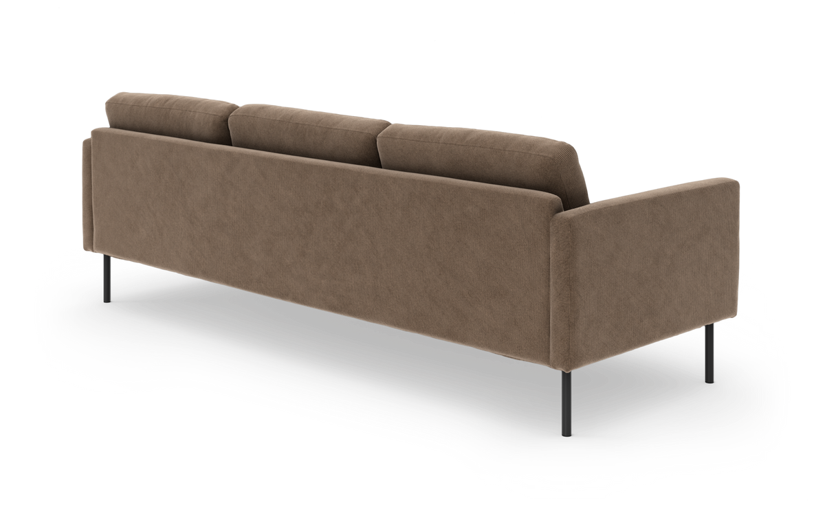 Brun 3-personers sofa set bagfra på hvid baggrund med slanke sorte ben.