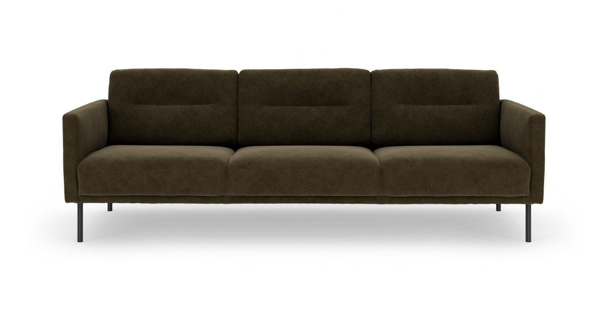 Mørk olivgrøn 3-personers sofa med slanke metalben i frontvisning, fritlagt på lys baggrund.