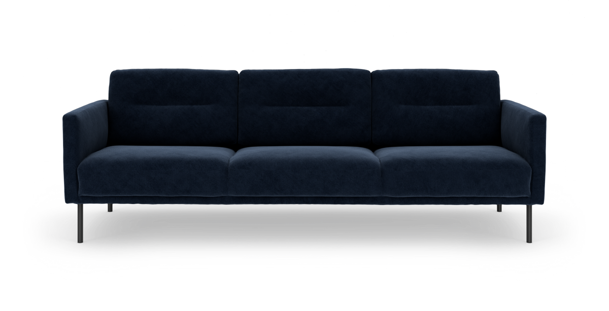 Mørkeblå 3-personers sofa med slanke sorte ben, fotograferet forfra mod hvid baggrund.