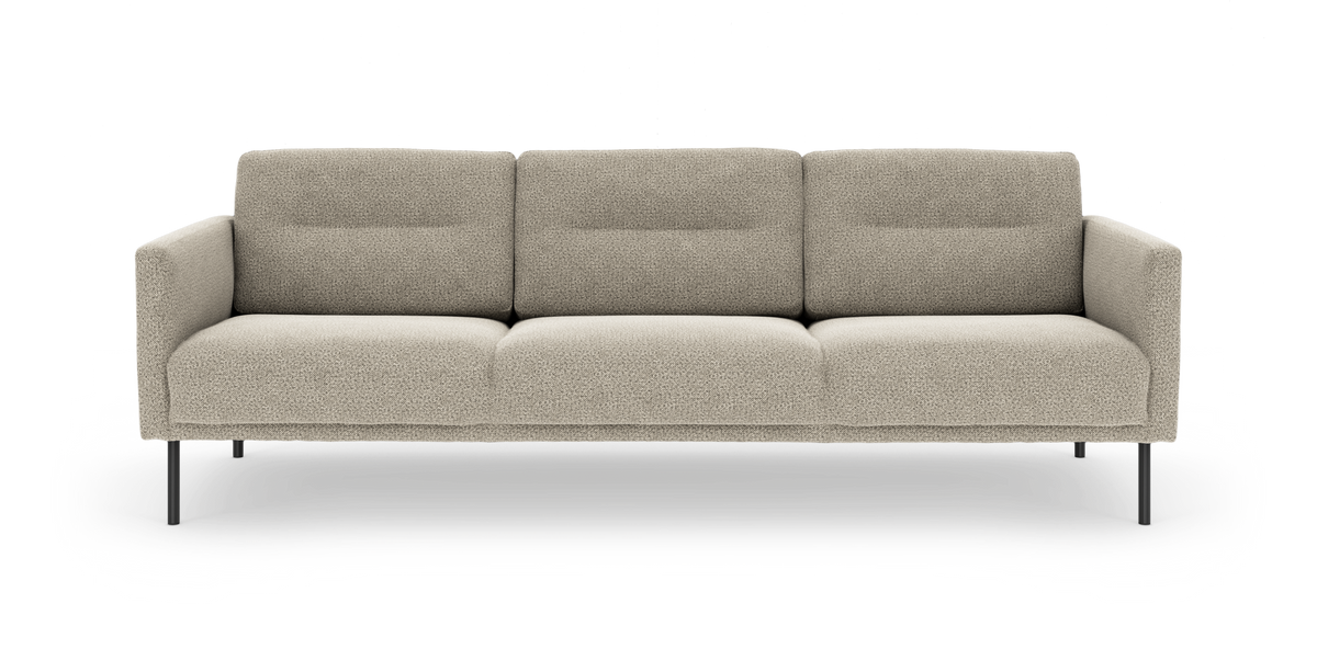 Beige 3-personers sofa med slanke sorte metalben og bløde, boksete puder set direkte forfra.