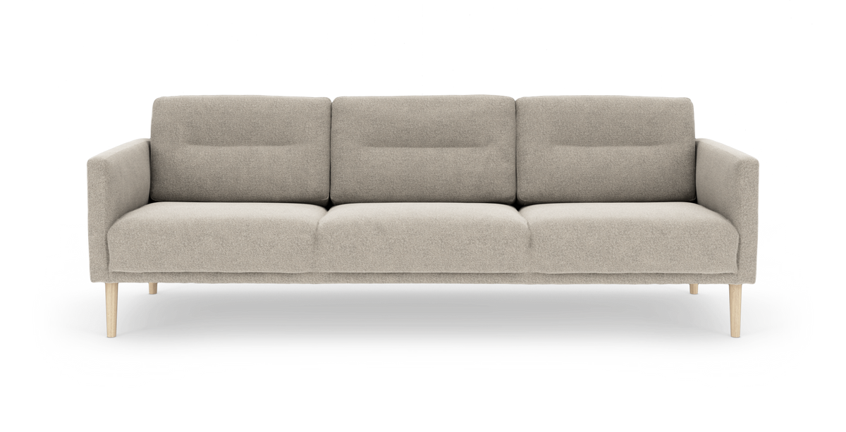 Beige 3-personers sofa med træben, set forfra på hvid frilægning.