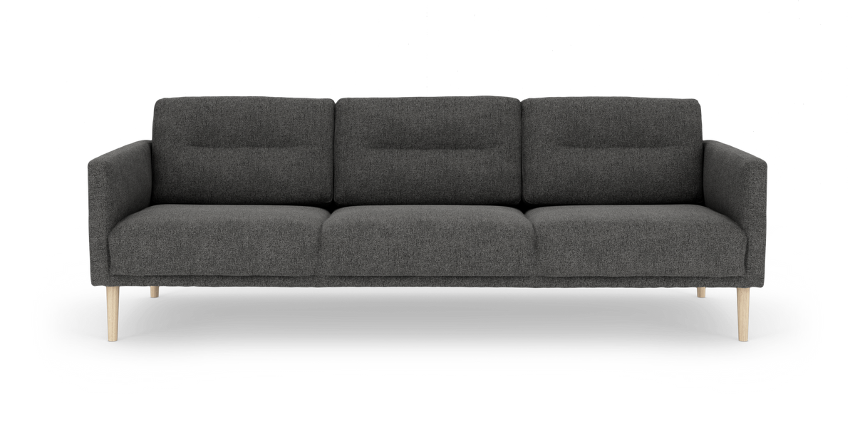 Mørkegrå tresæders stofsofa med lyse træben, set forfra.