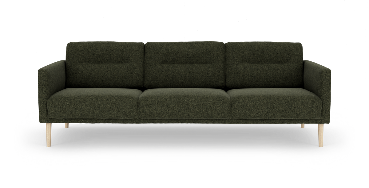 Mørkegrøn tresæders sofa med lige armlæn og lyse træben, set forfra.