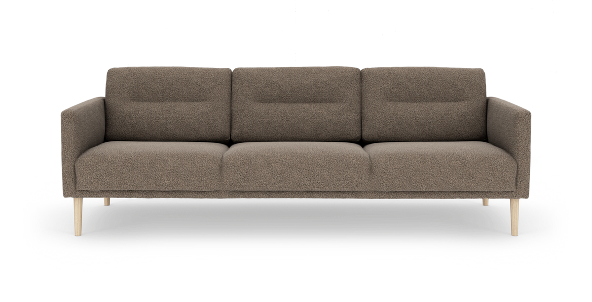 Brun 3-personers sofa i stof med tre rygpuder, lige armlæn og lyse træben, fotograferet forfra på hvid baggrund.