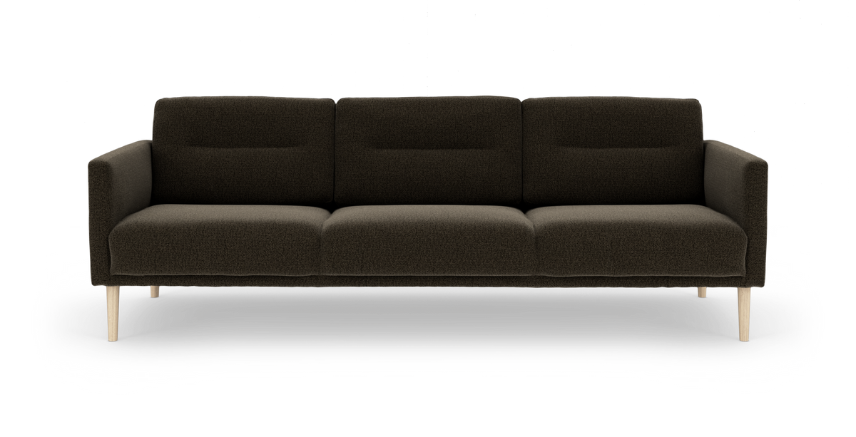 Mørkebrun 3-personers stofsofa med lyse træben, frontvisning på hvid baggrund.