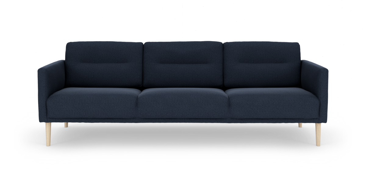 Mørkeblå 3-personers sofa med træben, set forfra i studiemiljø.