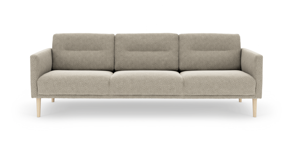 Beige 3-personers sofa i tekstil med træben, frontvisning på hvid baggrund.