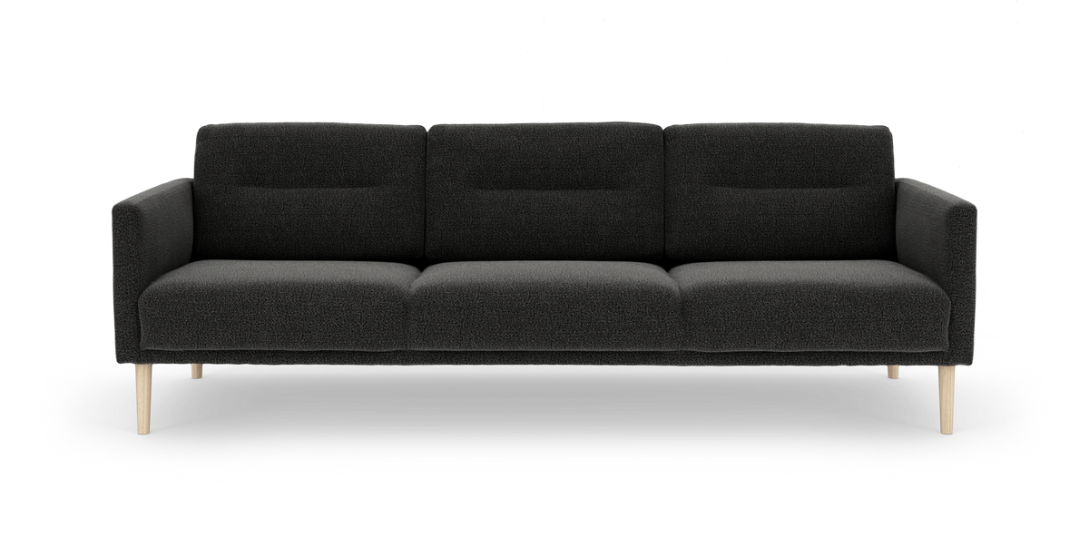 Mørkegrå 3-personers sofa med lige armlæn og lyse træben, fotograferet forfra i studie.