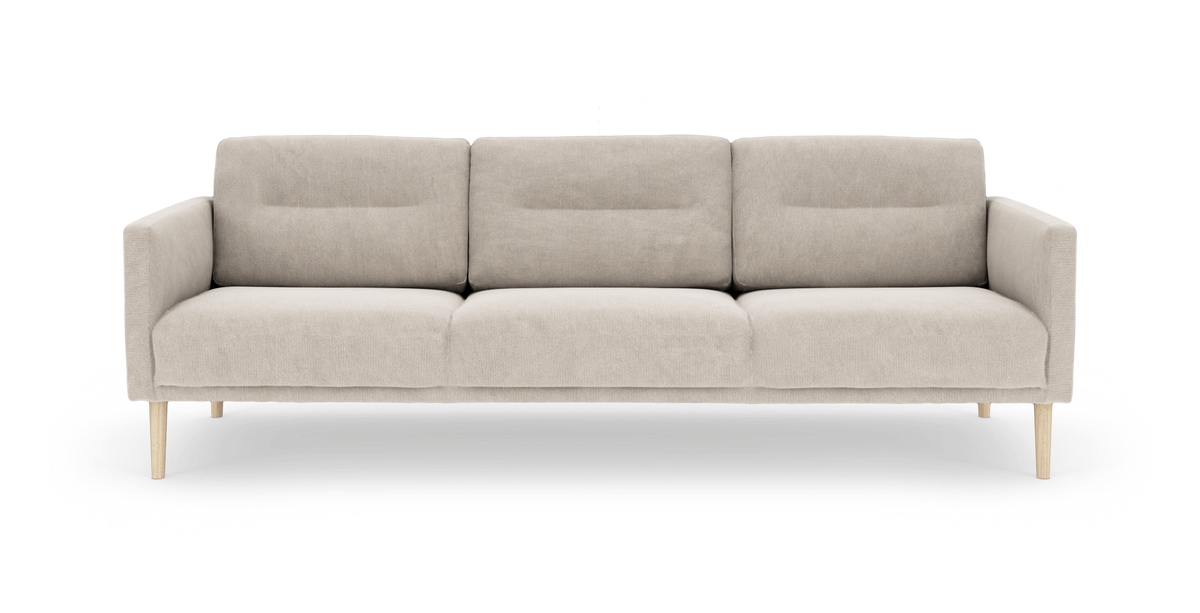 Beige tresæders sofa med stofbetræk og lyse træben, fotograferet forfra.
