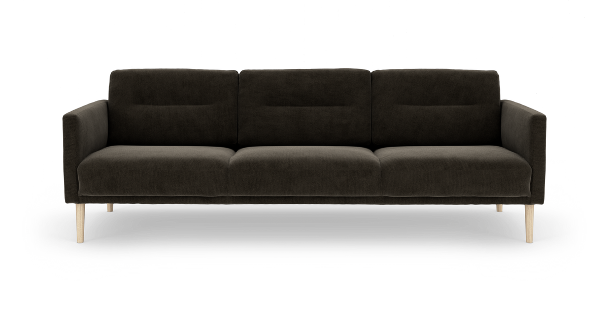 Mørkebrun 3-personers sofa i stof/fløjl med lyse træben, frontvisning, frilagt på hvid baggrund.