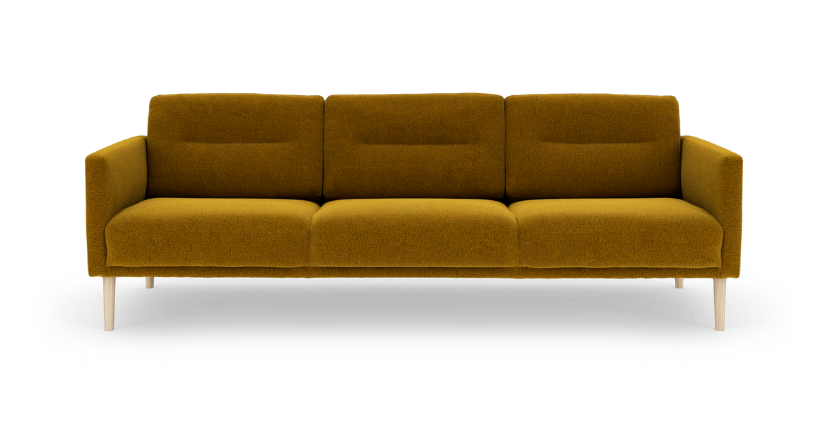 Sennepsgul tresæders sofa med træben, frontvisning mod hvid baggrund.