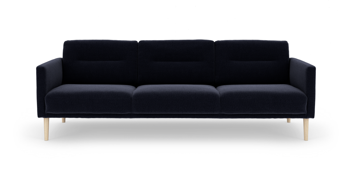 Mørkeblå 3-personers sofa med lige armlæn og lyse træben, frilagt på hvid baggrund.