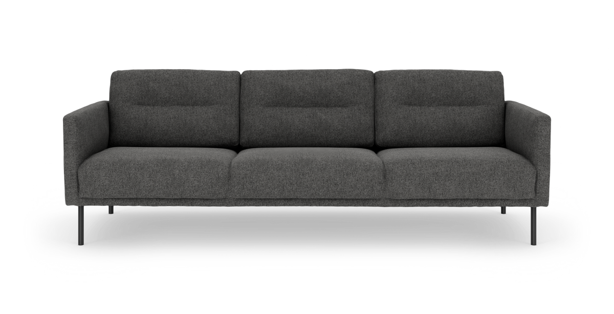 Mørkegrå tresæders sofa med slanke metalben, fotograferet forfra.