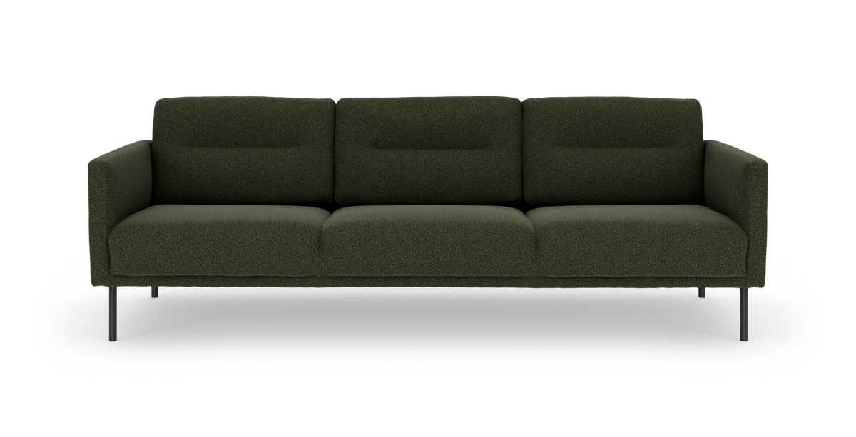 Mørkegrøn tresæders sofa i boucléstof med slanke sorte metalben, frontvisning på hvid studiebaggrund.