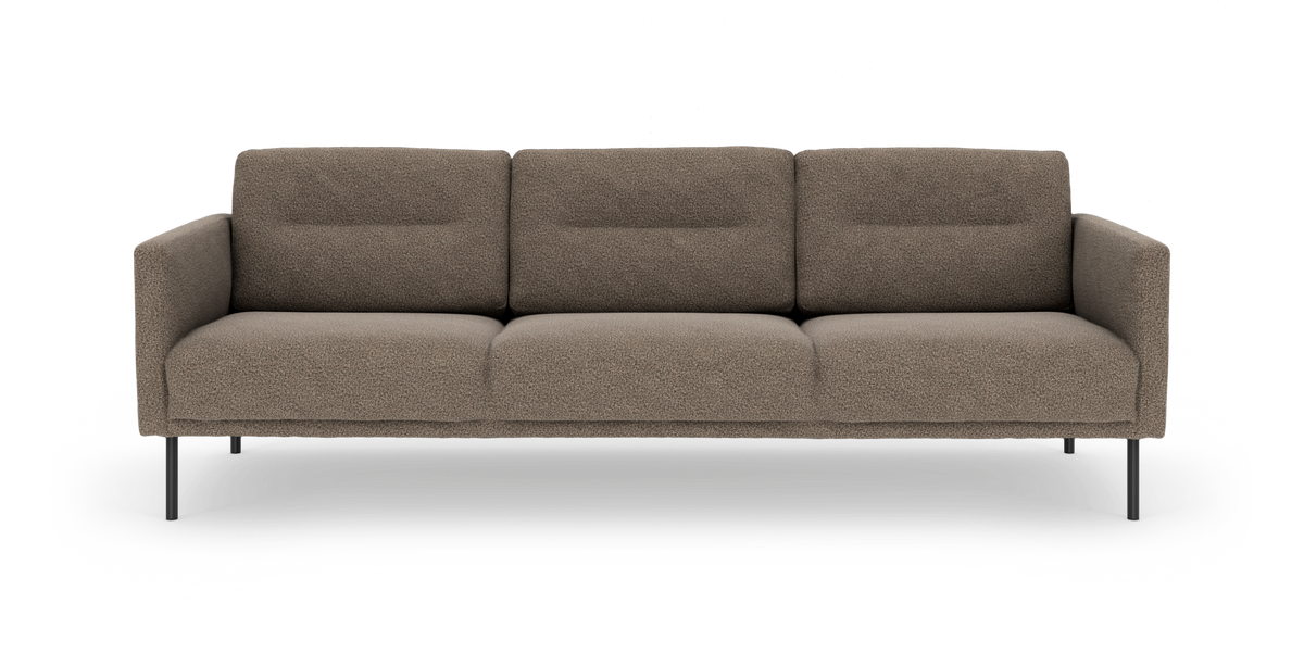 Brun tresæders sofa med blød, tekstureret polstring og slanke sorte metalben i et moderne, enkelt design.