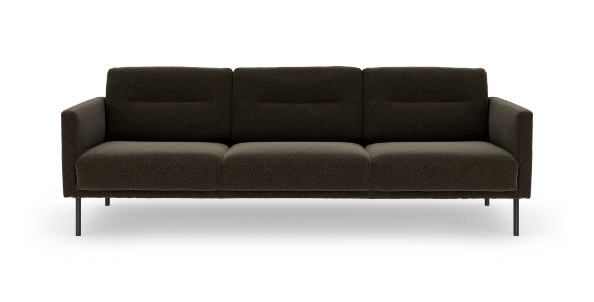 Mørkebrun 3-personers sofa med slanke metalben, set forfra.