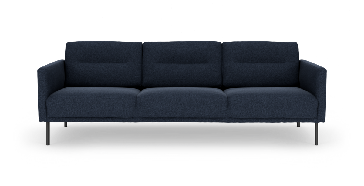Mørkeblå tresæders sofa med slanke sorte ben, frontvisning på hvid baggrund.
