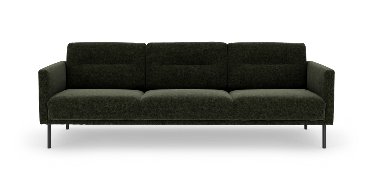 Mørkegrøn 3-personers sofa med lige armlæn og slanke sorte ben, frontvisning.