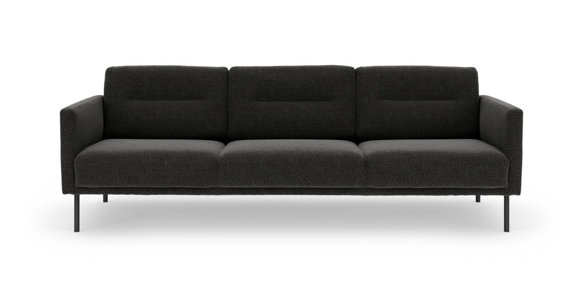 Mørkegrå 3-personers sofa i moderne, enkel design på slanke metalben, frilagt mod hvid baggrund.