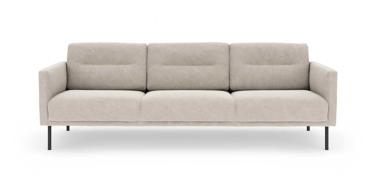 Beige 3-personers sofa i fløjl med slanke sorte metalben, frilagt mod hvid baggrund.