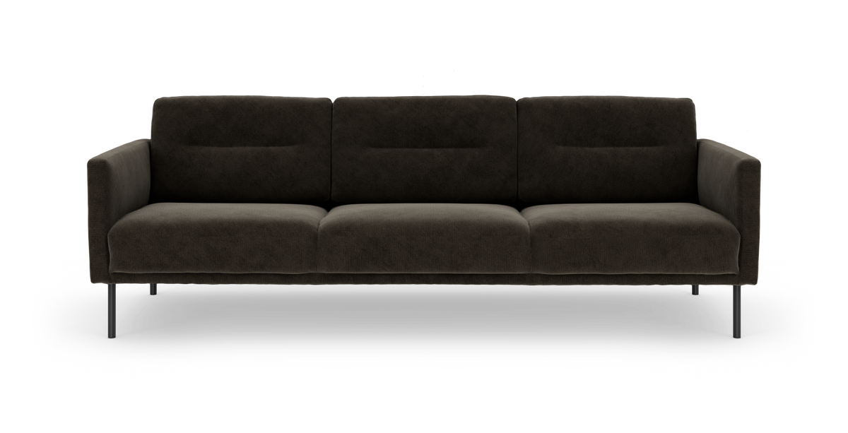 Mørkebrun tresæders sofa med slanke metalben, set forfra.