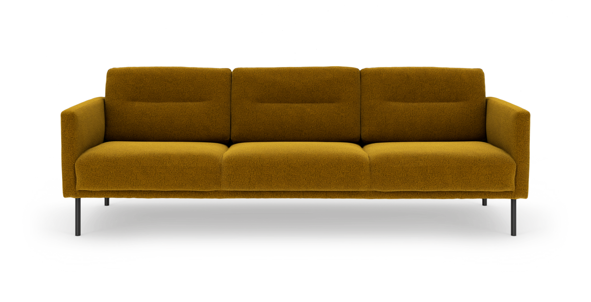Sennepsgul tresæders sofa på hvid baggrund.