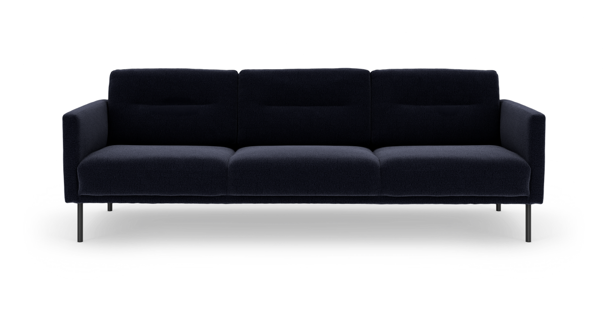 Mørkeblå tresæders sofa med slanke metalben, set forfra på hvid baggrund.