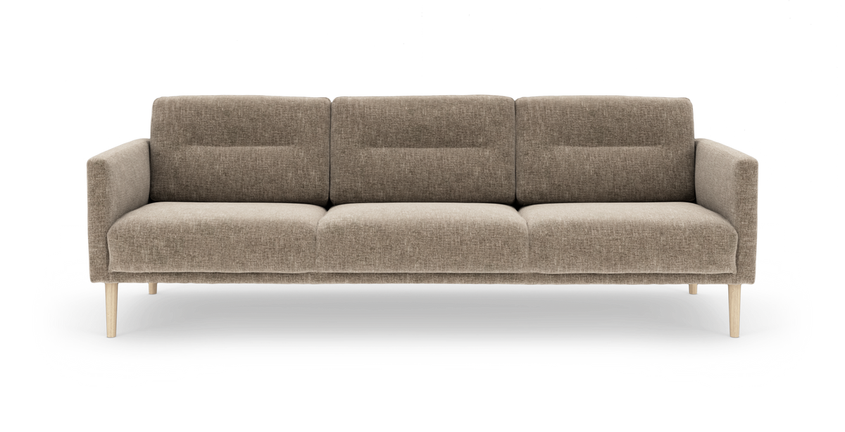 Beige 3-personers sofa med træben i skandinavisk stil, set forfra.