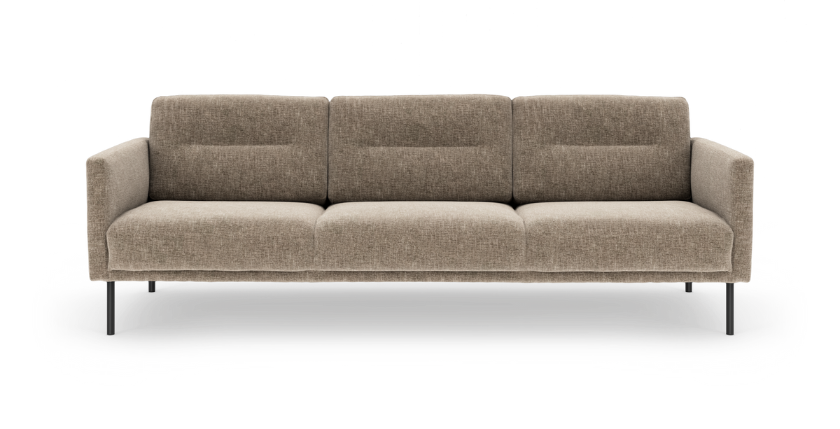 Beige 3-personers stofsofa med slanke sorte metalben, frontvisning, frilagt på hvid baggrund.