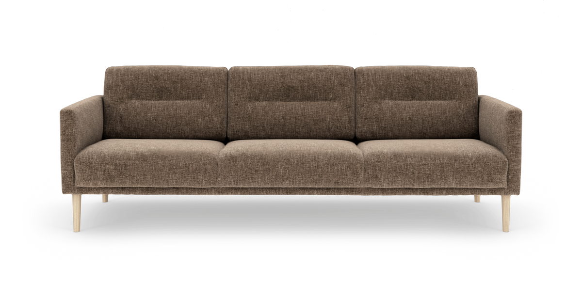Brun 3-personers sofa i stof med lyse træben, set forfra.