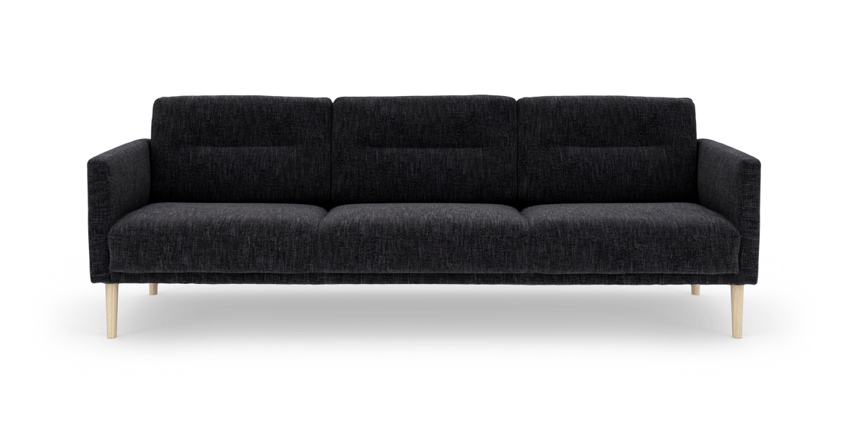 Sort/kulgrå tresæders sofa med lyse træben, frilagt mod hvid baggrund.