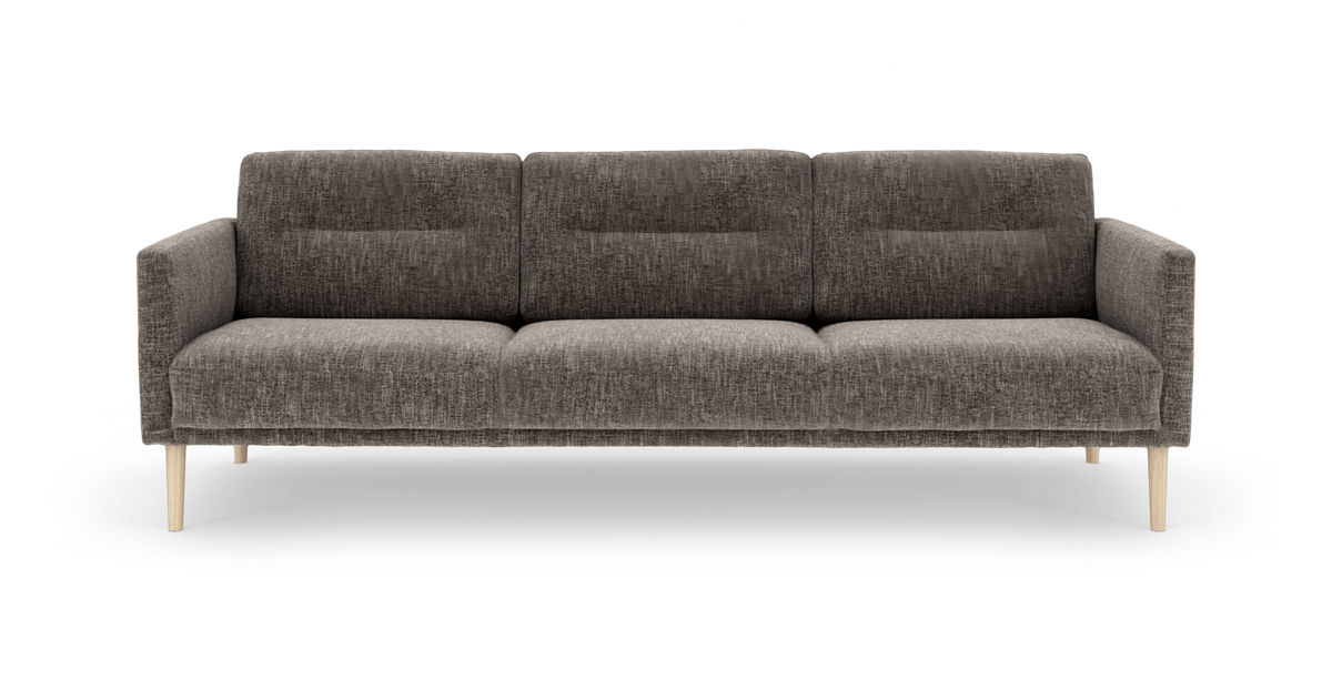 Brungrå trepersoners stofsofa med lyse træben, set forfra.