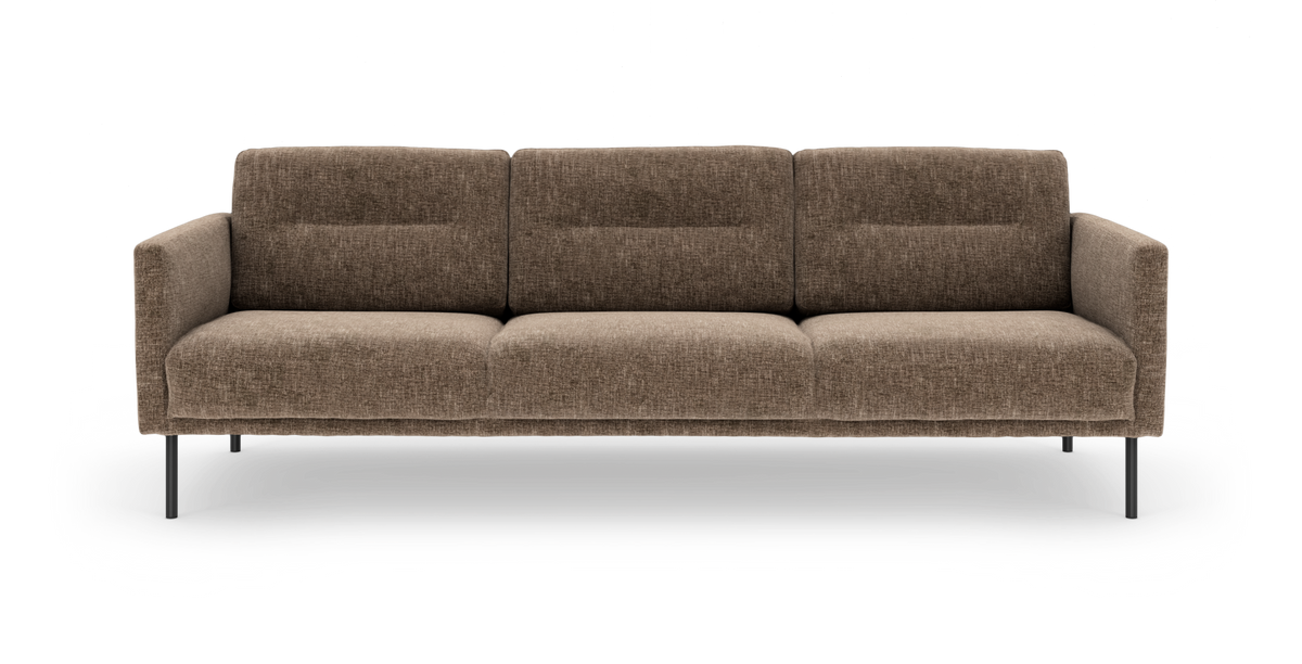 Brun 3-personers sofa i stof med rette armlæn og slanke sorte metalben, fotograferet forfra mod hvid baggrund.