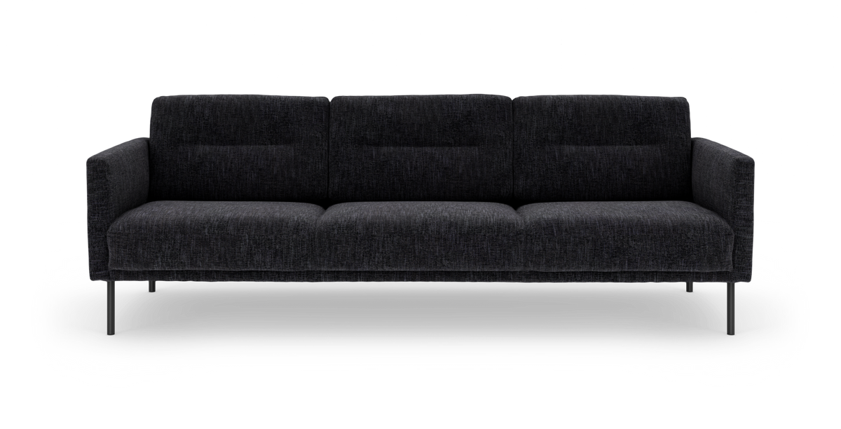 Mørkegrå 3-personers sofa med slanke metalben, forfra.