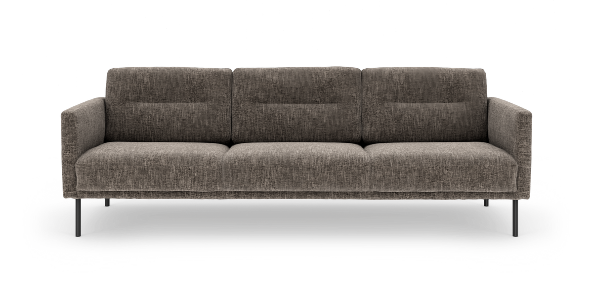 3-personers sofa i gråbrunt stof med slanke sorte ben, frilagt på hvid baggrund.