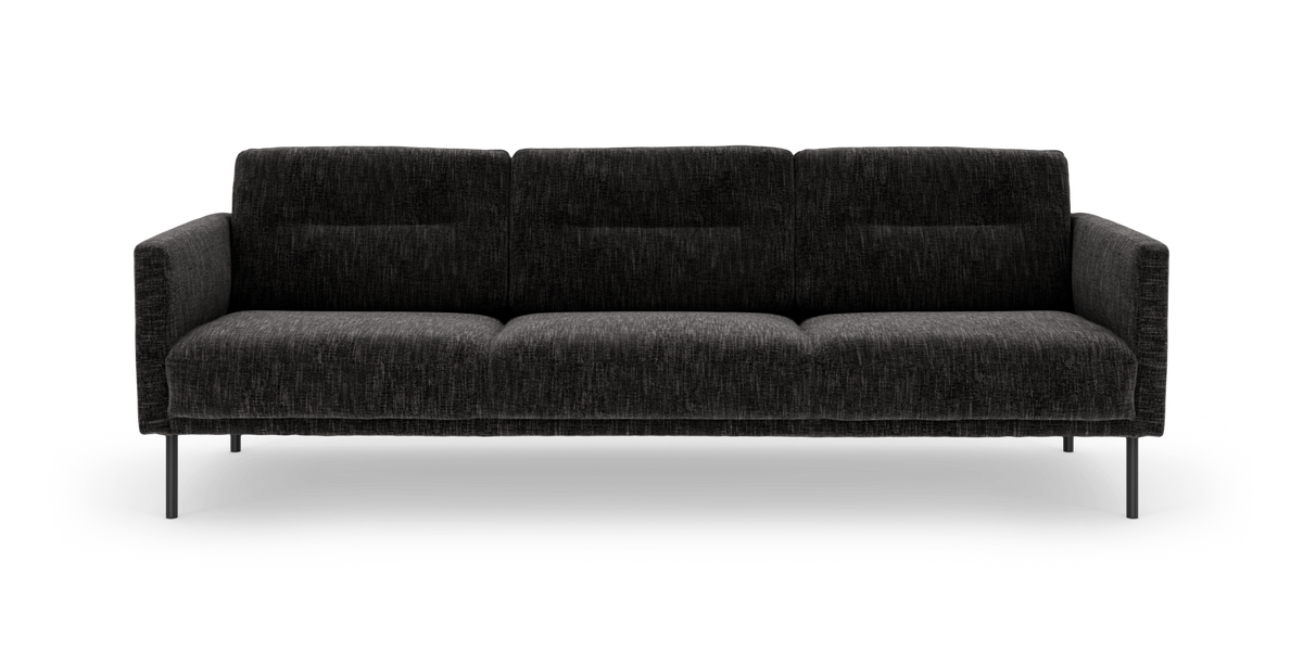 Mørkegrå 3-personers sofa med lige armlæn og slanke metalben, set forfra.