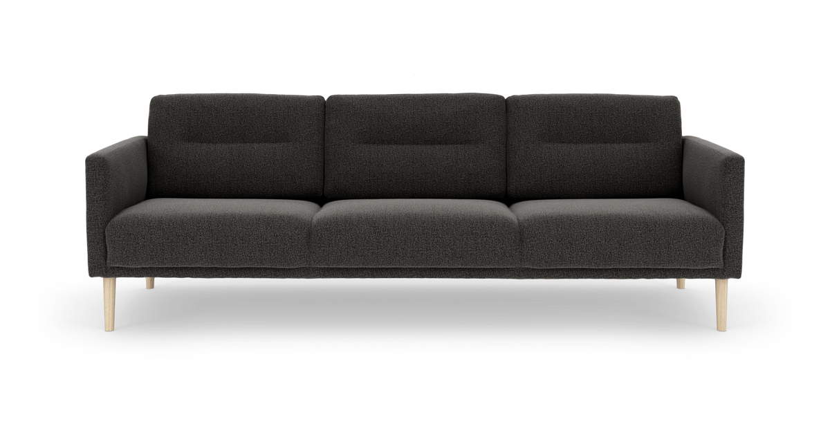 Mørkegrå tresædet sofa med lyse træben, set forfra mod hvid baggrund.