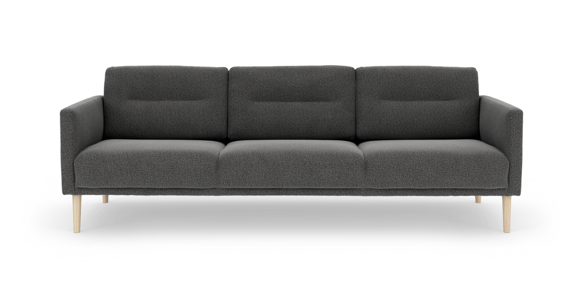 Mørkegrå tresædet sofa med lyse træben set forfra, isoleret på hvid baggrund.