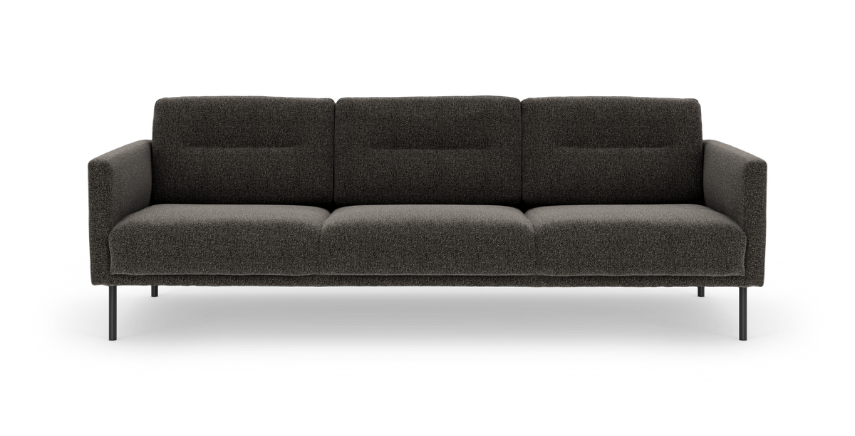 Mørkegrå tresæders sofa med lige armlæn og slanke metalben, fotograferet forfra.