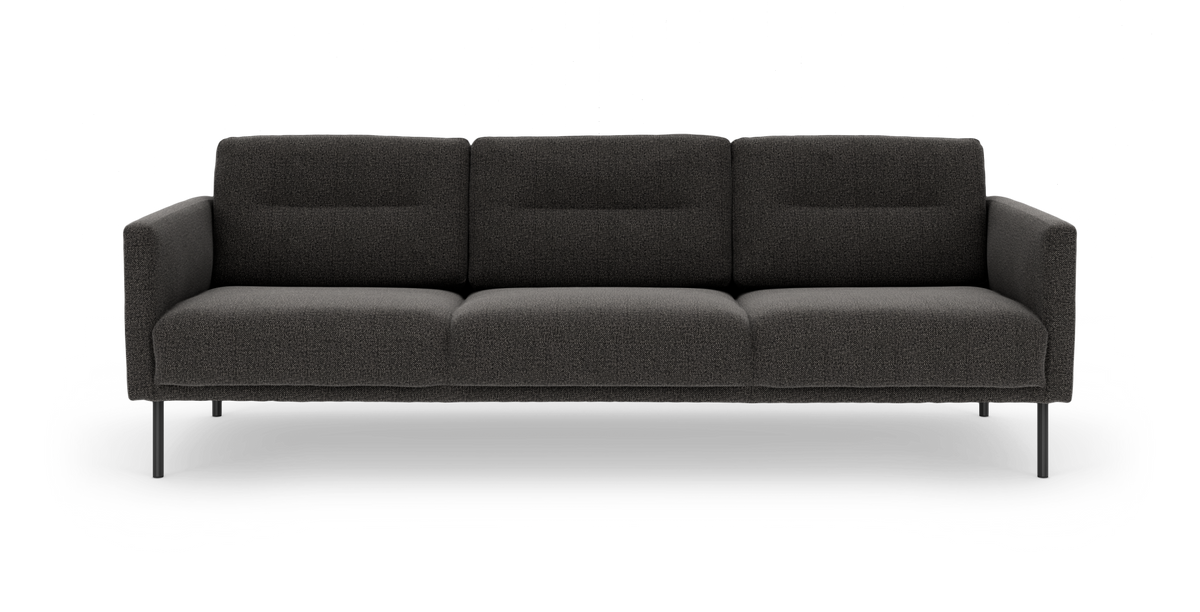 Mørkegrå tresæders sofa med slanke metalben, frilagt på hvid baggrund.