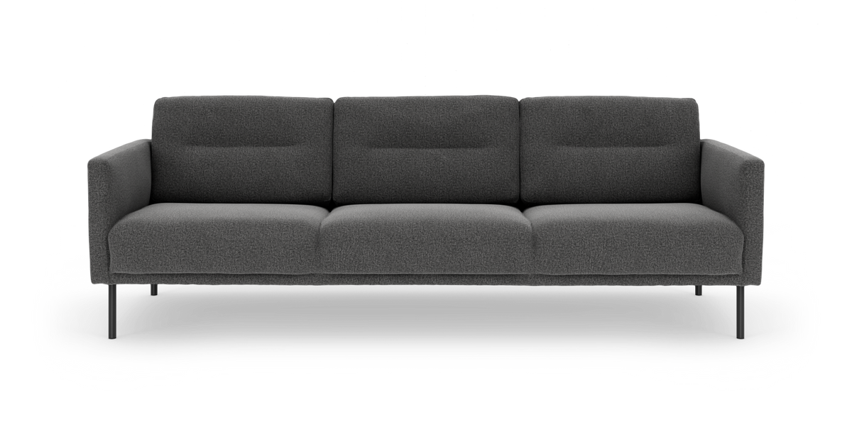 Mørkegrå tresæders sofa med slanke metalben set forfra.