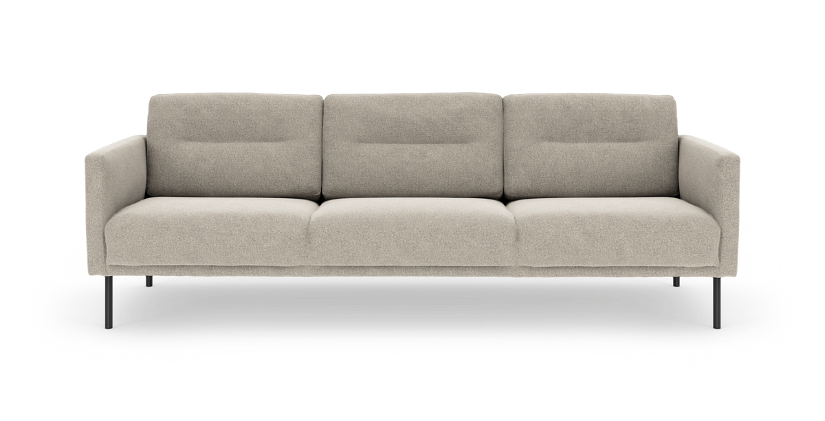 Beigefarvet 3-personers sofa med slanke sorte ben, frontvisning på hvid baggrund.