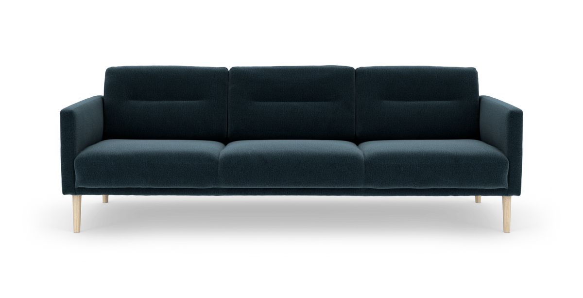 Mørkeblå tresædet sofa med lige armlæn og lyse træben, frilagt på hvid baggrund.