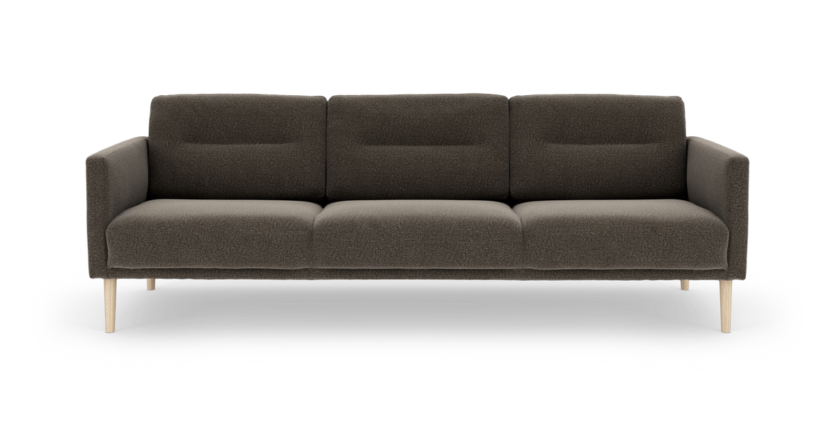 Mørkebrun 3-personers sofa i stof med lyse træben, fotograferet forfra.